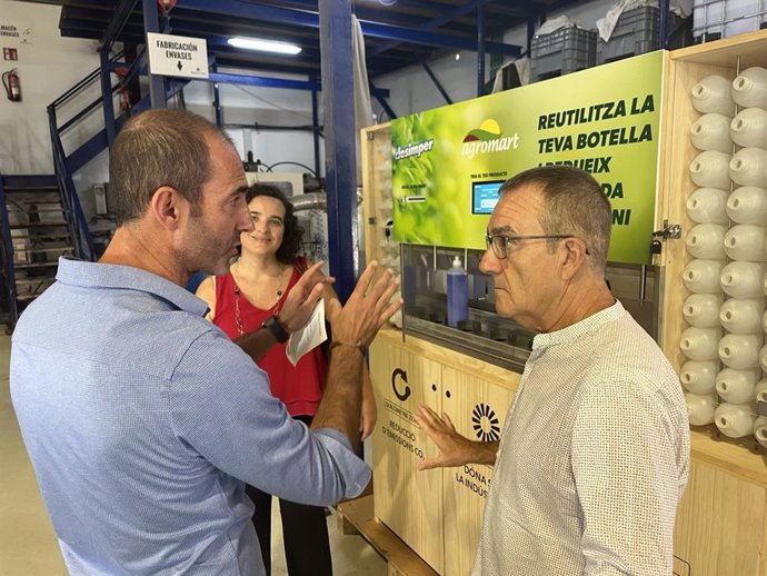 El vicepresidente del Govern y conseller de Transición Energética, Sectores Productivos y Memoria Democrática, Juan Pedro Yllanes, en una visita a la empresa Ecoquímic.