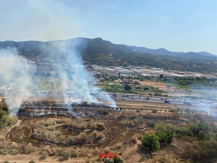 Incendi al marge de la B-23 a Molins de Rei (Barcelona)