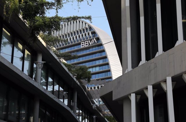 Archivo - Edificio de la sede corporativa de BBVA en Madrid, 'La Vela'.