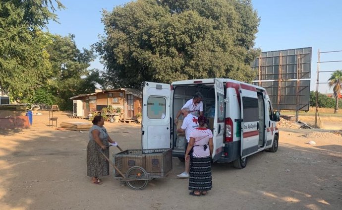 Atención de Cruz Roja en asentamientos de inmigrantes por el calor.
