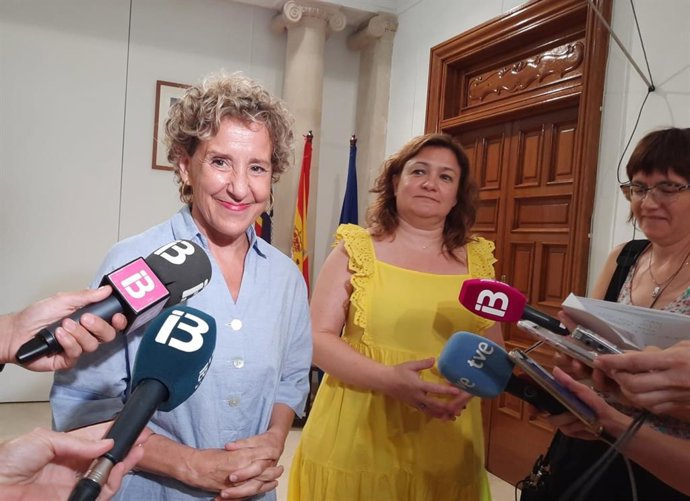 La delegada del Gobierno en Baleares, Aina Calvo, junto con la consellera de Presidencia, Función Pública e Igualdad, Mercedes Garrido, atendiendo a los medios.