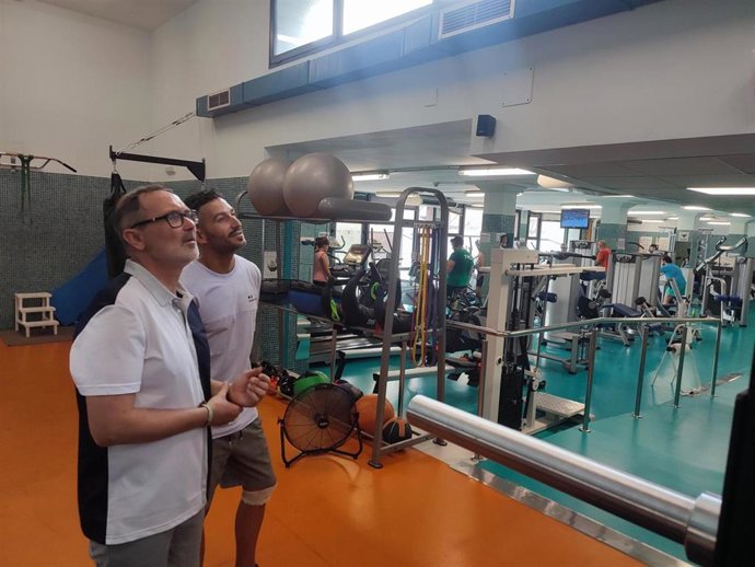 El concejal de Deportes, Rubén Antoñanzas, ha visitado este viernes el Centro Deportivo Municipal Las Gaunas