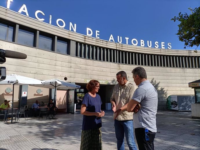 La parlamentaria andaluza por el PSOE de Huelva, Susana Rivas, y el alcalde de El Campillo, Juan Carlos Jiménez (centro), junto a la estación de autobues de Huelva.