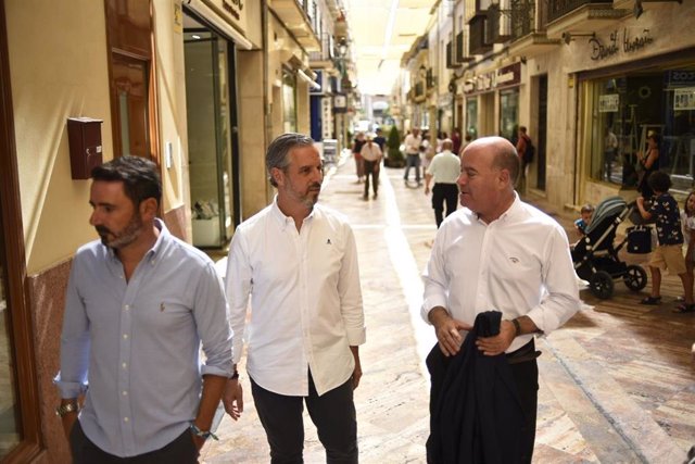 El vicesecretario de Economía del PP, Juan Bravo, junto con al alcalde de Antequera, Manuel Barón; el presidente local, José Ramón Carmona