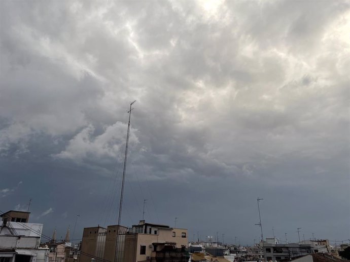 Archivo - Tormentas en Valncia este martes