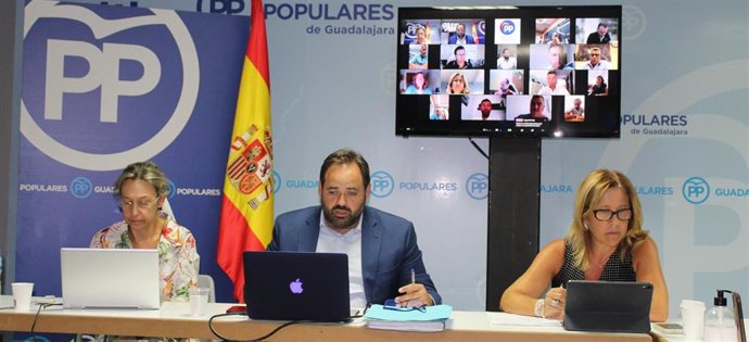 El presidente regional del PP, Paco Núñez, tras la Comisión de Economía del PP.