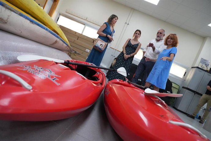 La directora general de Formación Profesional de la Consejería de Educación, Cultura y Deportes, María Teresa Company, durante una visita al IES 'Ana María Matute' de Cabanillas del Campo (Guadalajara),