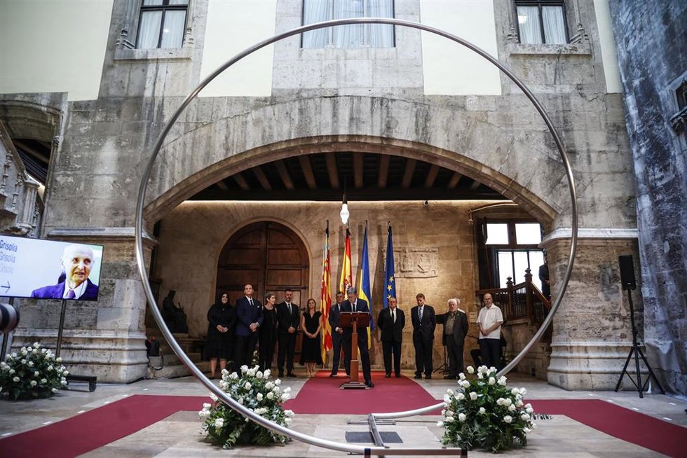 El presidente de la Generalitat valenciana, Ximo Puig (c), interviene junto a otras autoridades y familiares en la capilla ardiente del científico valenciano Santiago Grisolía, instalada en el Palau de la Generalitat, a 5 de agosto de 2022, en Valencia,