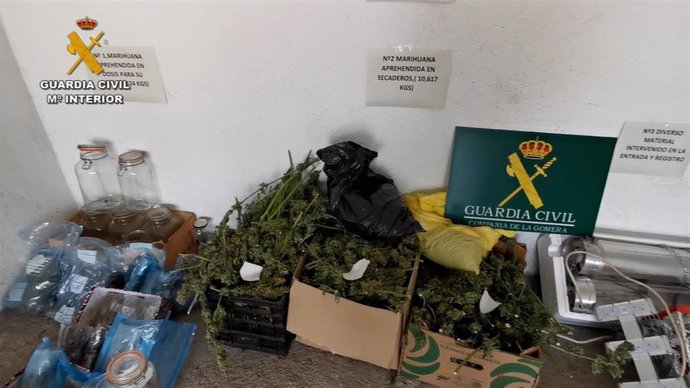 Marihuana y material de cultivo incautado por la Guardia Civil