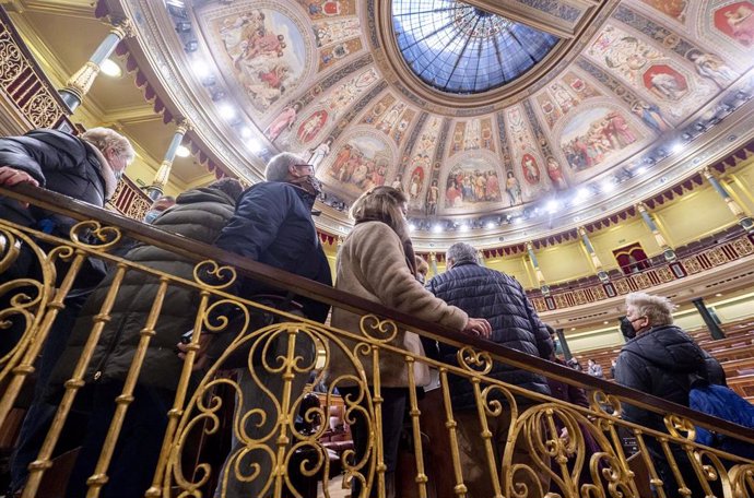 Archivo - Varios visitantes en el salón de Plenos, el día de la inauguración de las jornadas de Puertas Abiertas del Congreso en 2021.