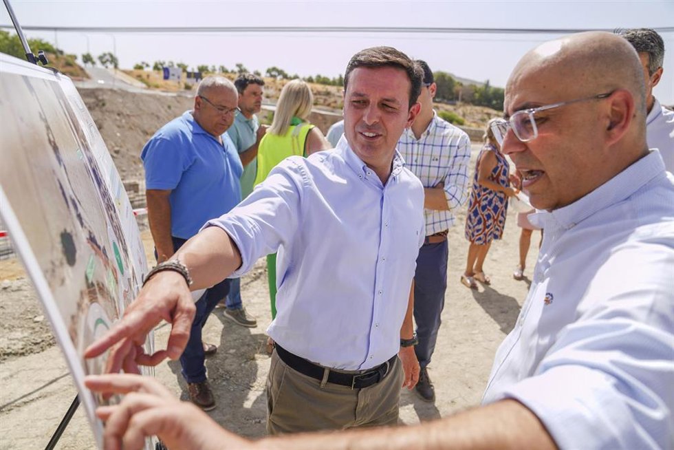 El presidente de la Diputación de Almería visita las obras del Puente de San Isidro con el alcalde de Huércal-Overa.