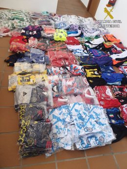 Intervenidas casi mil prendas de ropa falsificada en Matalascañas (Huelva).