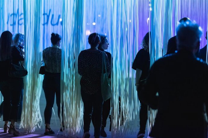 Instalación de Ron Arad en La Marina