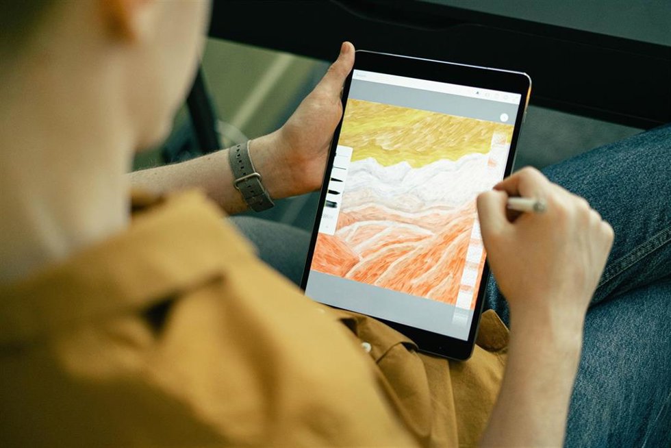 Un usuario utilizando una tableta par dibujar