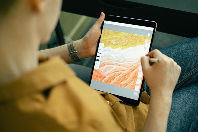 Un usuario utilizando una tableta par dibujar