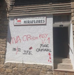 Pintadas en la fachada de la sede del PSOE en Miraflores de la Sierra