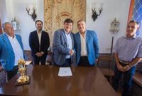 Ayuntamiento de Huelva y Hermandad de La Cinta firman un convenio para la puesta en marcha de 'El Tesoro de la Virgen'
