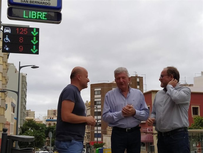 El concejal de Desarrollo Local, Empleo y Turismo del Ayuntamiento de Las Palmas de Gran Canaria, Pedro Quevedo, junto al edil de Movilidad, José Eduardo Ramírez, en la entrada al aparcamiento de San Bernardo (Las Palmas de Gran Canaria)