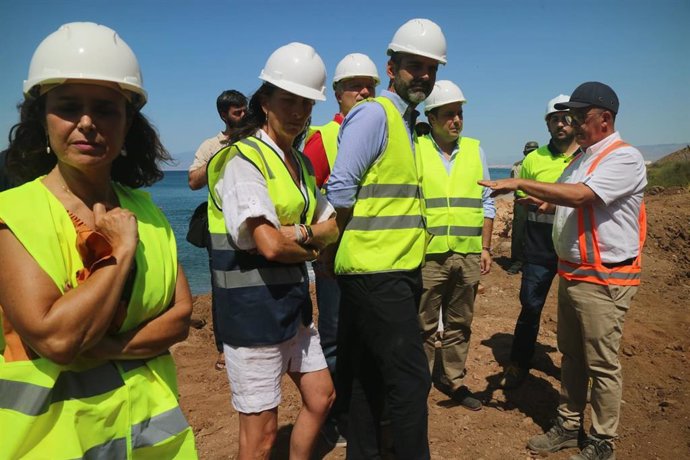 El consejero de Sostenibilidad, Medio Ambiente y Economía Azul, Ramón Fernández-Pacheco, visita las Salinas de Cabo de Gata en Almería.