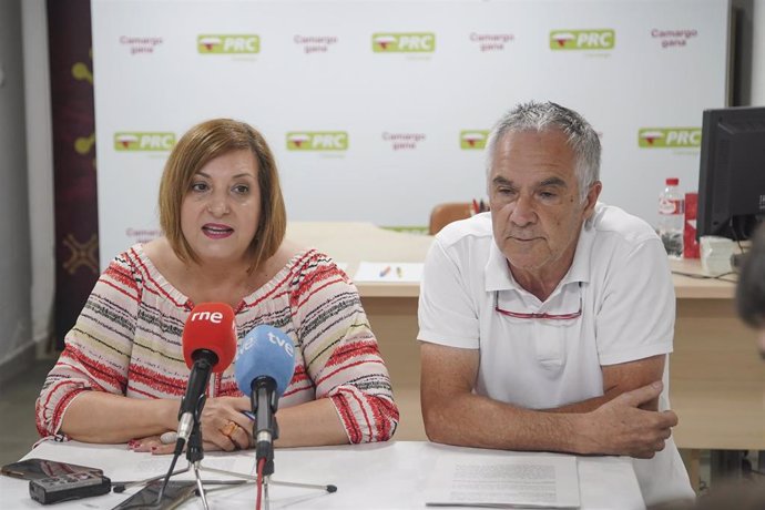 Rosa Valdés y Eugenio Gómez ofrecen una rueda de prensa sobre el contrato de basuras de Camargo.