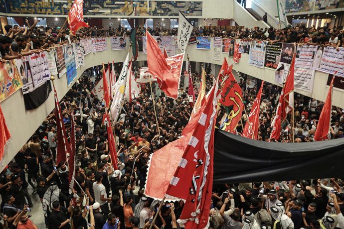 Seguidores del clérigo chií Muqtada al Sadr protestan durante una sentada en el Parlamento de Irak ante la parálisis política tras las elecciones legislativas de octubre de 2021