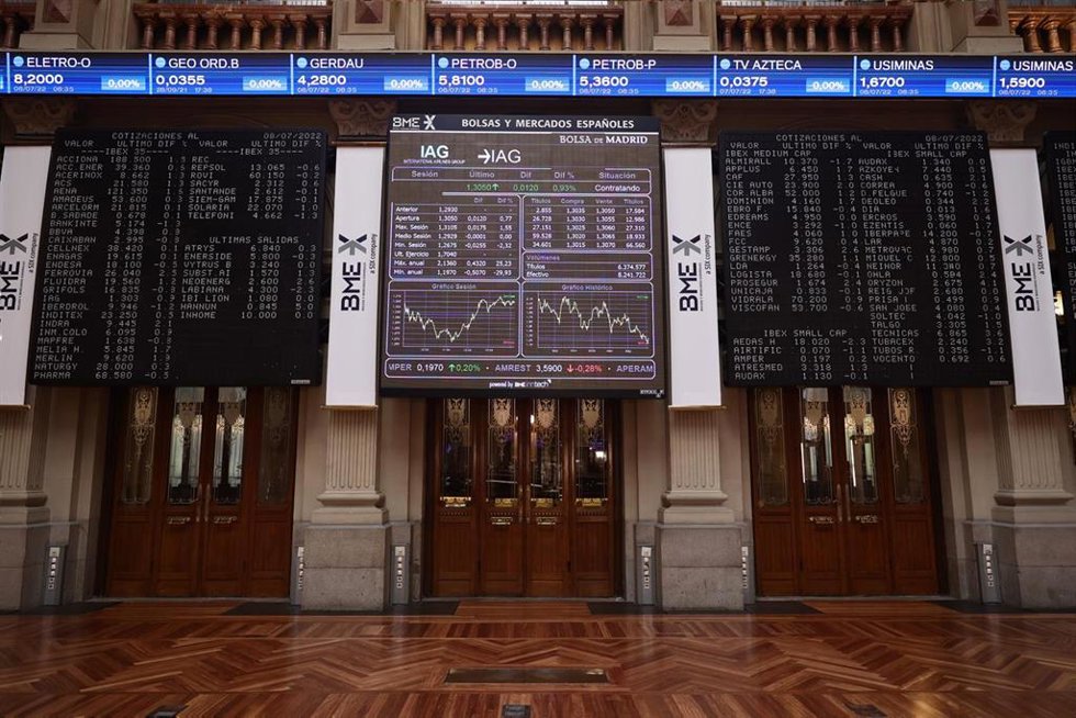 Paneles del Palacio de la Bolsa, a 8 de julio de 2022, en Madrid (España). 