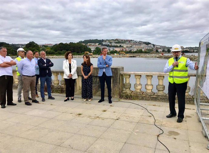 El delegado del Gobierno en Galicia, José Miñones, junto a alcaldes de los municipios afectados por el dragado de la ría de O Burgo, en una visita a las obras