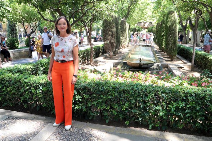 La ministra de Industria, Comercio y Turismo, Reyes Maroto, posa durante su visita a los jardines de sHor del Rei de Palma.