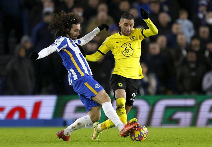 Archivo - Marc Cucurella se cruza ante Hakim Ziyech en el Brighton-Chelsea de la Premier League 2021-2022