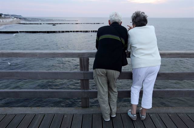 Archivo - Una pareja de personas mayores, frente al mar.