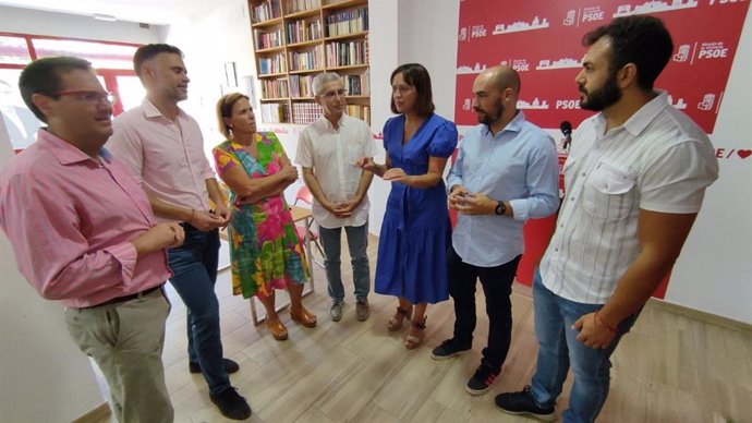 Dirigentes socialistas en Rincón de la Victoria, donde reclaman al Gobierno de Andalucía que active la ayuda de 250 euros mensuales al alquiler joven