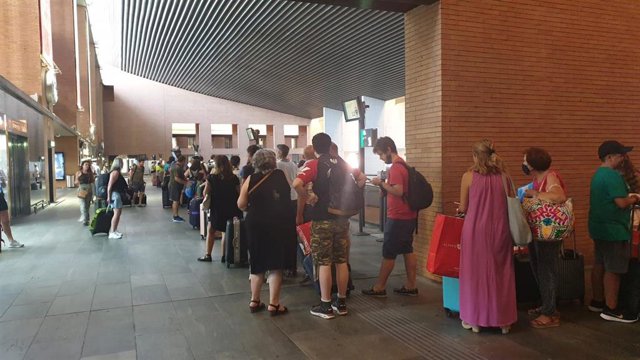 Pasajeros en la estación de Santa Justa