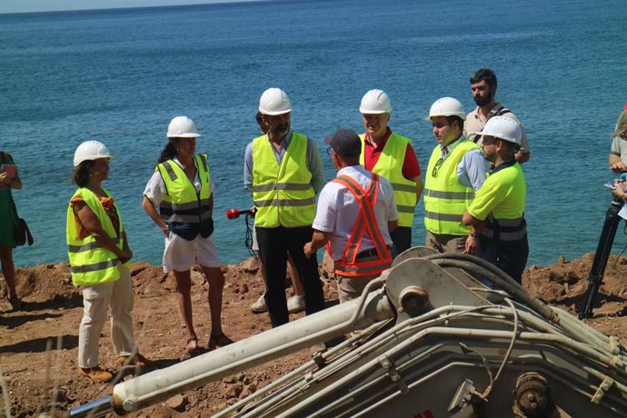 El consejero de Sostenibilidad de la Junta de Andalucía visita las obras de recuperación de las Salinas de Cabo de Gata, en Almería.