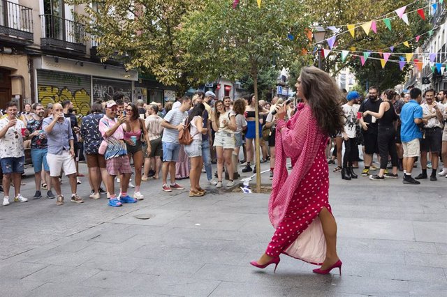 Una persona interviene en la primera jornada fiestas en honor a San Cayetano, a 4 de agosto de 2022, en Madrid (España). 