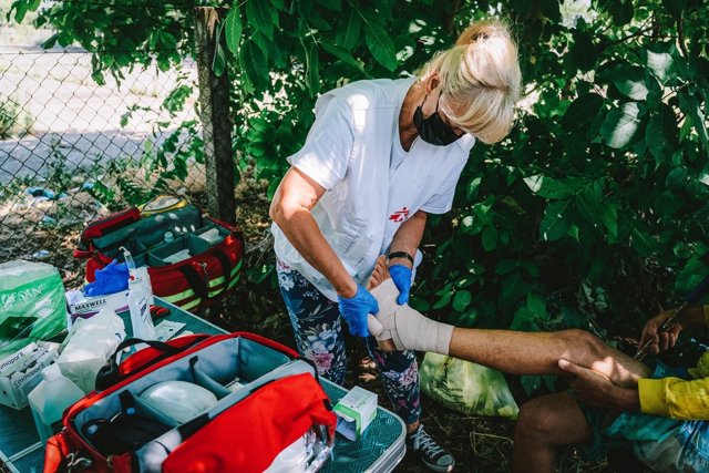 Una enfermera de Médicos sin Fronteras atiende a un migrante en la frontera en la frontera entre Hungría y Serbia