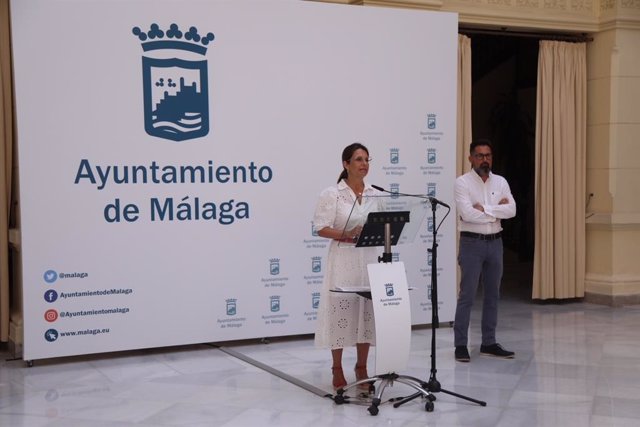 La portavoz del equipo de gobierno del Ayuntamiento de Málaga, Susana Carillo, y el concejal de Derechos Sociales, Francisco Pomares, en rueda de prensa