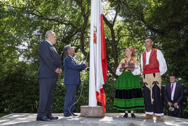 El presidente de Cantabria, Miguel Ángel Revilla, iza la bandera de Cantabria en el Día de las Instituciones