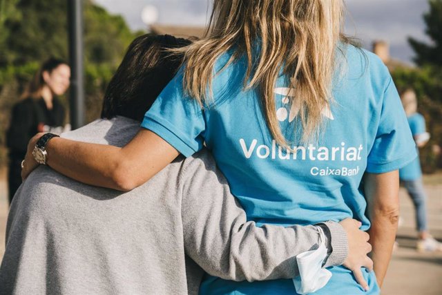 Imagen de una voluntaria de la Asociación de Voluntariado de CaixaBank.