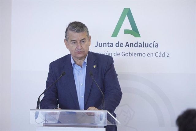 El consejero de Presidencia, Interior y Diálogo Social de la Junta de Andalucía, Antonio Sanz, atiende a los medios de comunicación durante visita el nuevo Hospital de Día Quirúrgico de Jerez de la Frontera