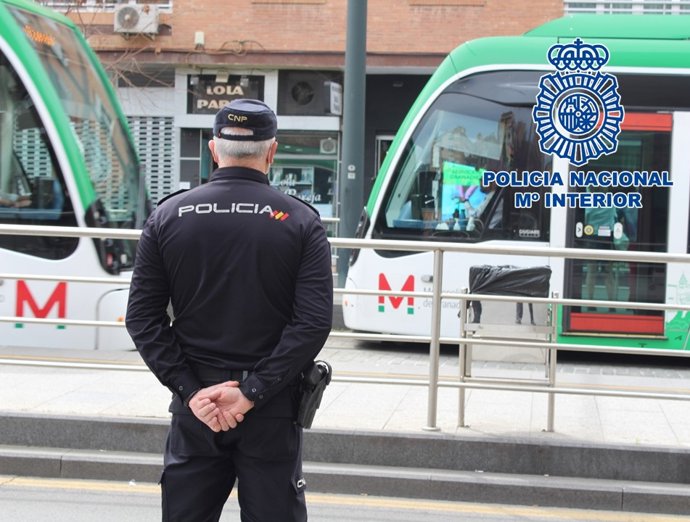 Agente de Policía Nacional, en el metro de Granada