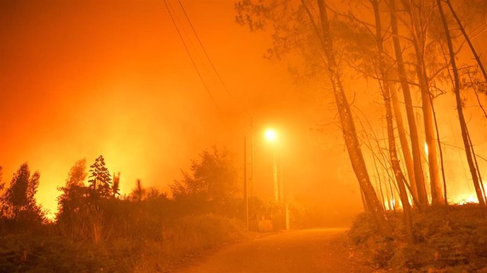 Vista general del incendio de O Vento, a 5 agosto de 2022, en O Vento, parroquia de Cea, en la comarca de Salnes y el concello de Villagarcía de Arousa, Pontevedra, Galicia (España). El incendio forestal declarado en la tarde de ayer en el monte Xiabre,