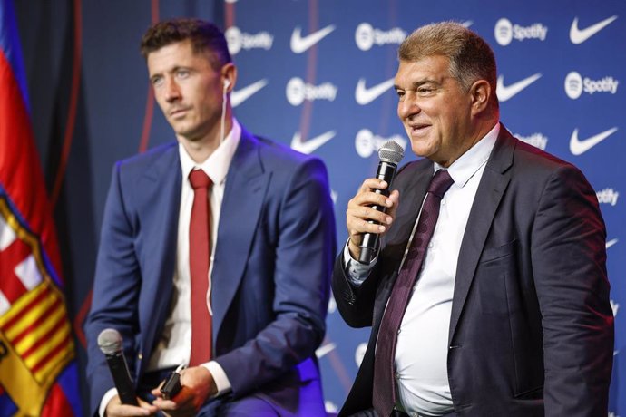 Joan Laporta junto Robert Lewandowski duranrte la presentación del delantero