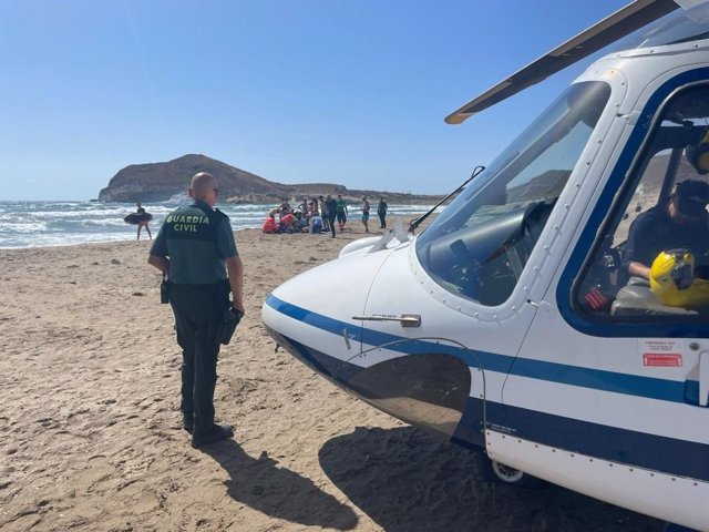 Equipos médicos y de la Guardia Civil atienden a un hombre fallecido en la playa de los Genoveses en Níjar (Almería).