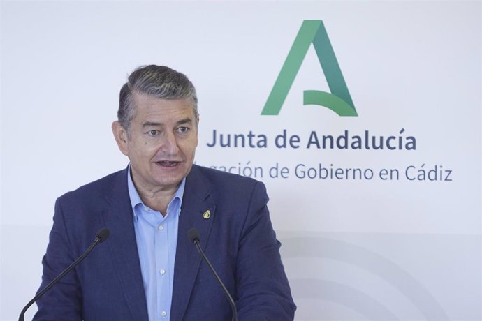 El consejero de Presidencia, Interior y Diálogo Social de la Junta de Andalucía, Antonio Sanz, atiende a los medios de comunicación durante visita el nuevo Hospital de Día Quirúrgico de Jerez de la Frontera  
