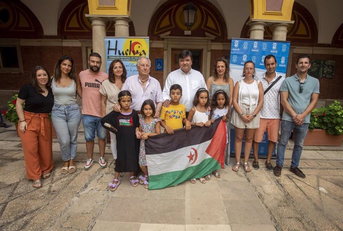 El alcalde recibe a los menores saharauis que disfrutan del verano en la capital con 'Vacaciones en Paz'.