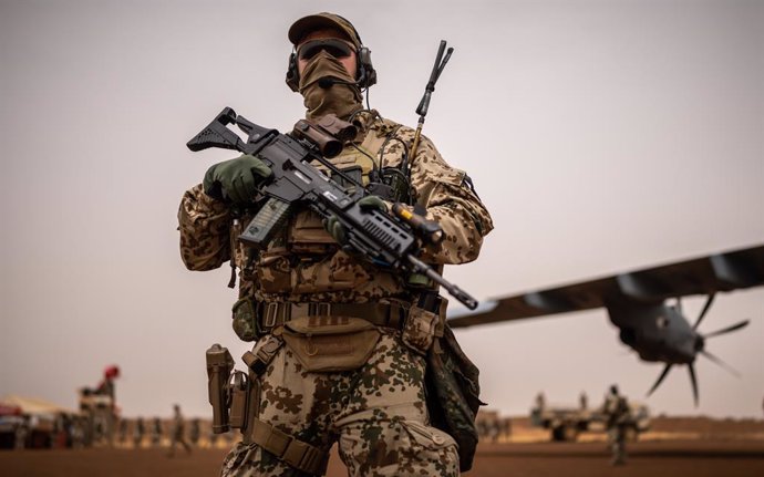 Archivo - 23 May 2022, Niger, Tillia: A Bundeswehr soldier stands at a base in Tillia during a visit by German Chancellor Olaf Scholz to the Bundeswehr's EUTM Mali Joint Special Operations Task Force GAZELLE. Photo: Michael Kappeler/dpa