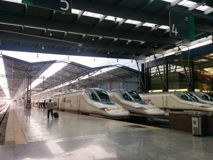 Archivo - Estación de tren Málaga-María Zambrano con trenes AVE