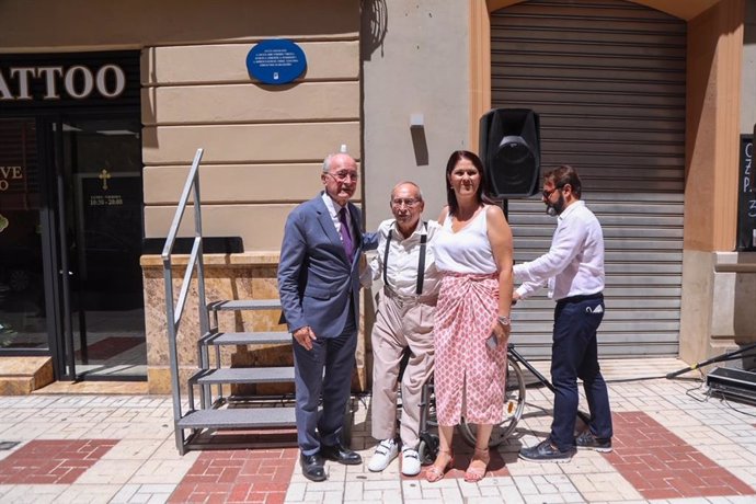 El alcalde, Francisco de la Torre; junto al escultor Jaime Pimetel y la concejala de Cultura, Noelia Losada.