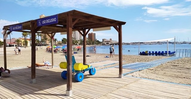 La playa Barnuevo de Santiago de la Ribera (San Javier) es una de las que disponen de zonas de baño adaptadas, con sombra, butacas y pasamanos dentro del agua