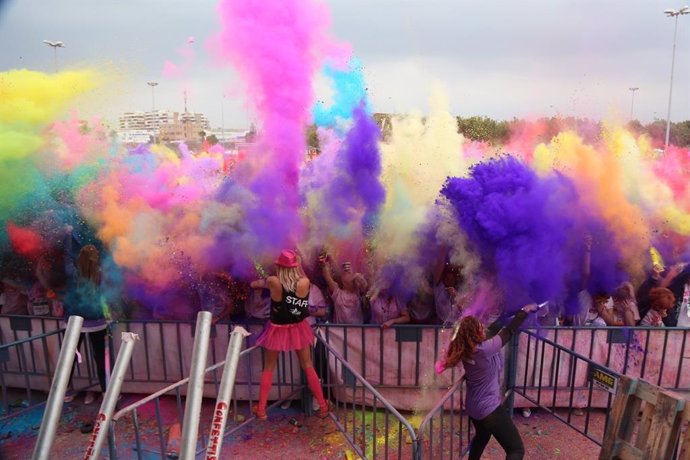 Archivo - Imagen de archivo de un evento holi colours en Málaga